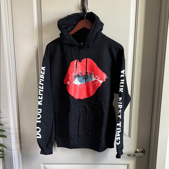 Black Kid Laroi Euro Tour 2022 Hoodie with Red Lips Graphic BRAND NEW Size M - Picture 1 of 7